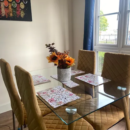 Waterfront Canary Lodge: Cozy 2-Bed Apartment with Wi-Fi & Parking London Exterior photo