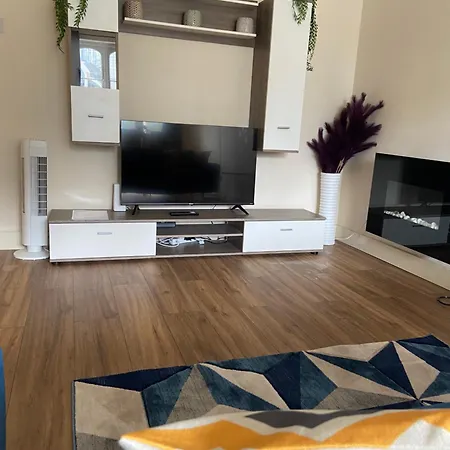 Waterfront Canary Lodge: Cozy 2-Bed Apartment with Wi-Fi & Parking London Exterior photo