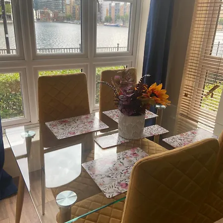 Waterfront Canary Lodge: Cozy 2-Bed Apartment with Wi-Fi & Parking London Exterior photo
