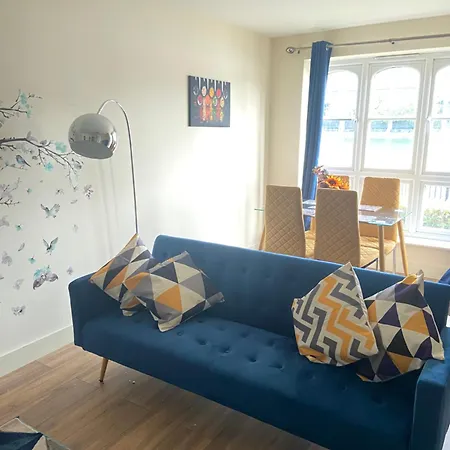 Waterfront Canary Lodge: Cozy 2-Bed Apartment with Wi-Fi & Parking London Exterior photo