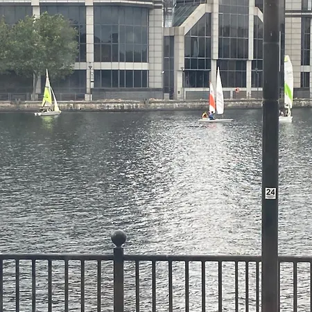 Waterfront Canary Lodge: Cozy 2-Bed Apartment with Wi-Fi & Parking London Exterior photo