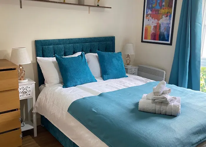 Beautiful 2 Bed Waterfront Apartment With Parking Perfect For Canary Wharf - 2 Bed 2 Bath Apartment With High Speed Wifi And Netflix And Parking