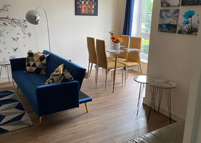 Beautiful 2 Bed Waterfront Apartment With Parking Perfect For Canary Wharf - 2 Bed 2 Bath Apartment With High Speed Wifi And Netflix And Parking
