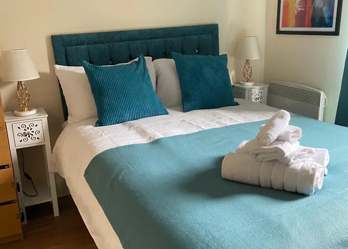 Beautiful 2 Bed Waterfront Apartment With Parking Perfect For Canary Wharf - 2 Bed 2 Bath Apartment With High Speed Wifi And Netflix And Parking