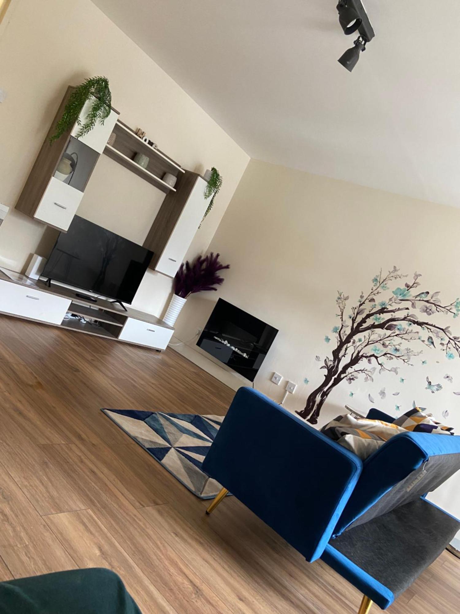 Beautiful 2 Bed Waterfront With Parking Perfect For Canary Wharf - 2 Bed 2 Bath With High Speed Wifi And Netflix And Parking Londra