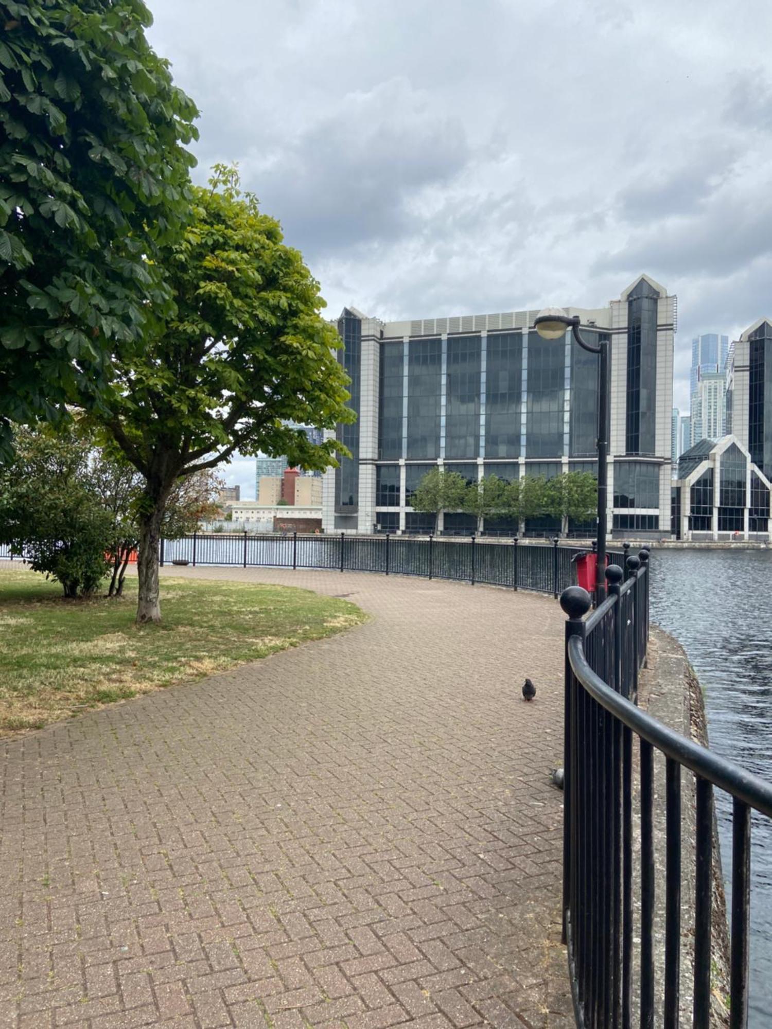 Beautiful 2 Bed Waterfront With Parking Perfect For Canary Wharf - 2 Bed 2 Bath With High Speed Wifi And Netflix And Parking Londra