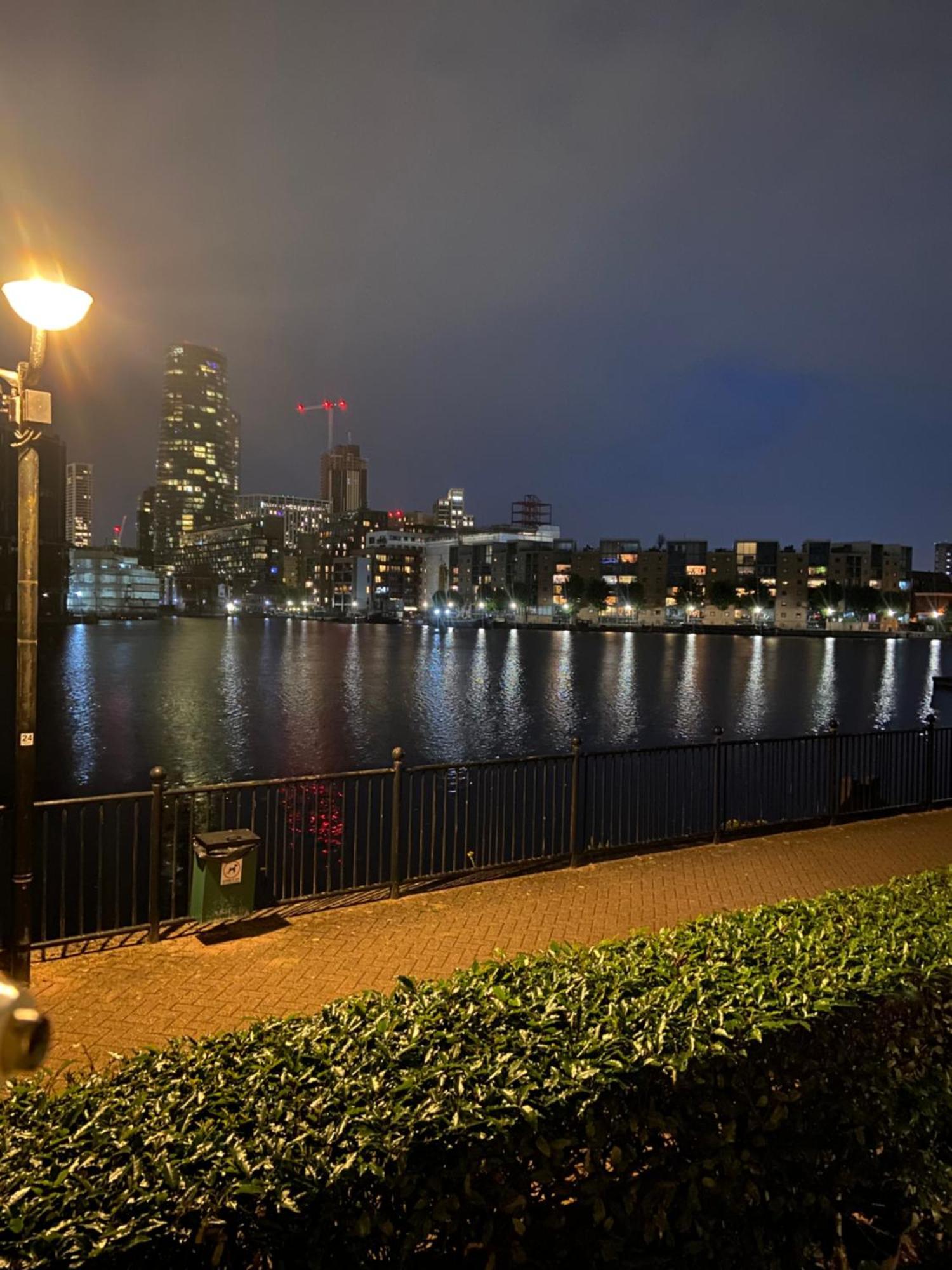 Beautiful 2 Bed Waterfront With Parking Perfect For Canary Wharf - 2 Bed 2 Bath With High Speed Wifi And Netflix And Parking Londra