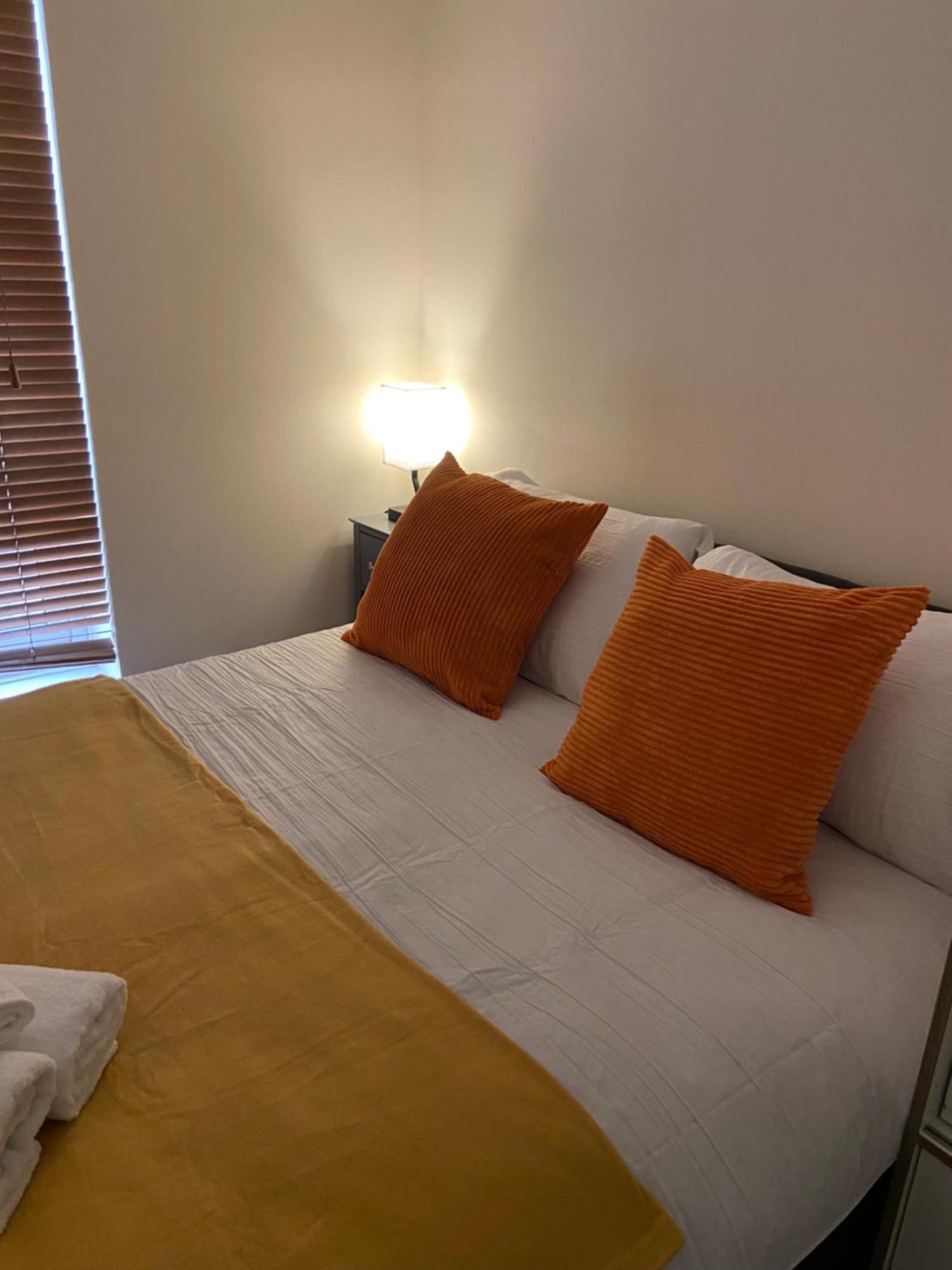 Beautiful 2 Bed Waterfront With Parking Perfect For Canary Wharf - 2 Bed 2 Bath With High Speed Wifi And Netflix And Parking Londra