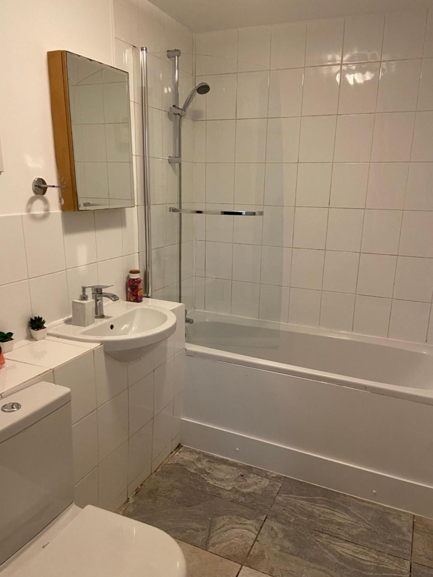 Appartamento Beautiful 2 Bed Waterfront With Parking Perfect For Canary Wharf - 2 Bed 2 Bath With High Speed Wifi And Netflix And Parking *