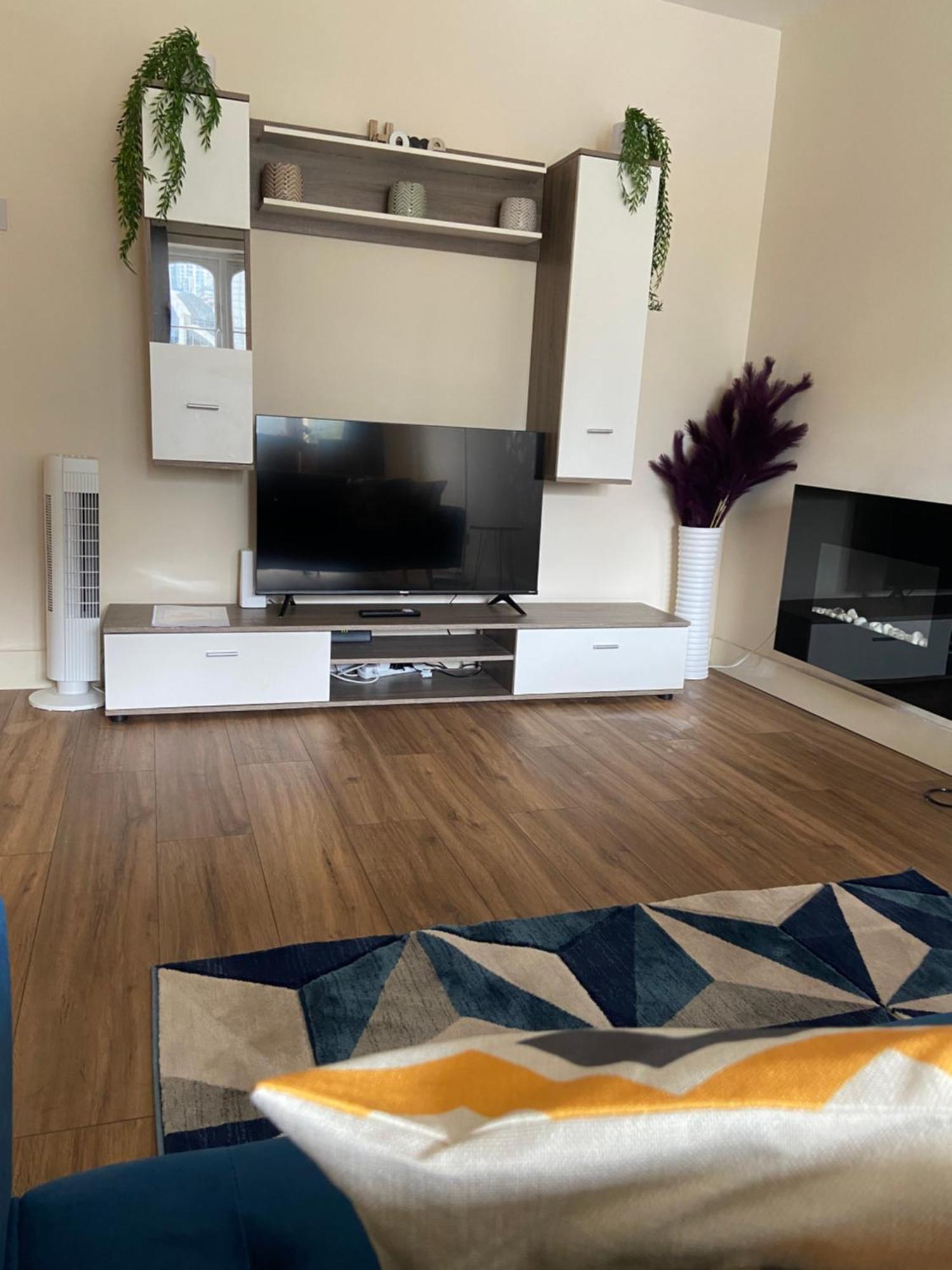 Beautiful 2 Bed Waterfront With Parking Perfect For Canary Wharf - 2 Bed 2 Bath With High Speed Wifi And Netflix And Parking Londra