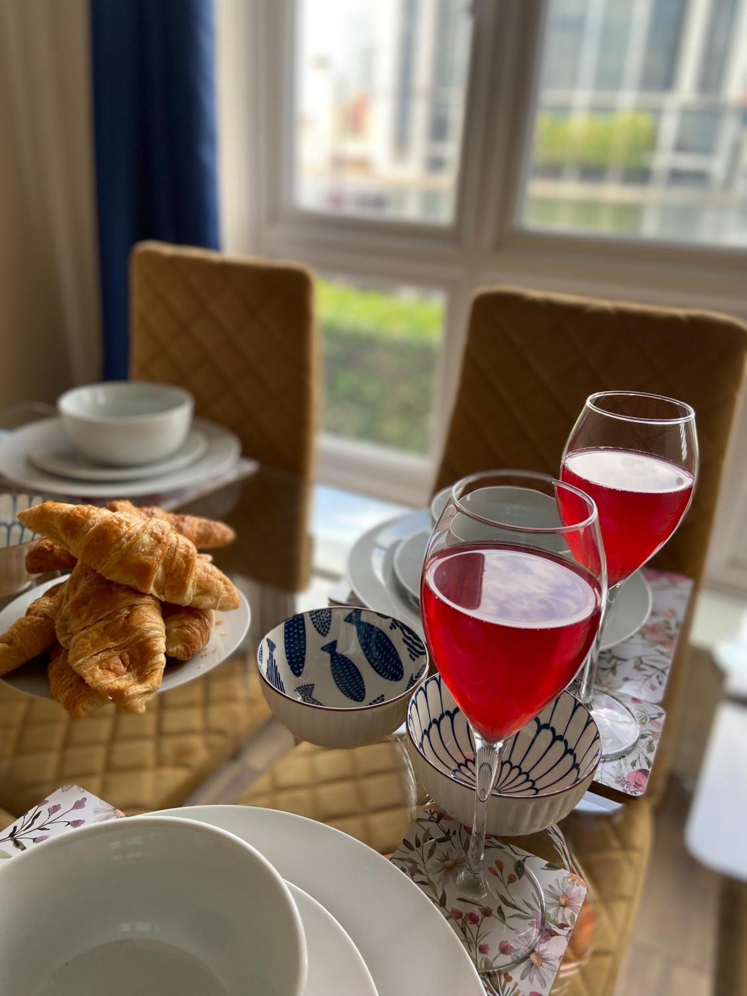 Appartamento Beautiful 2 Bed Waterfront With Parking Perfect For Canary Wharf - 2 Bed 2 Bath With High Speed Wifi And Netflix And Parking