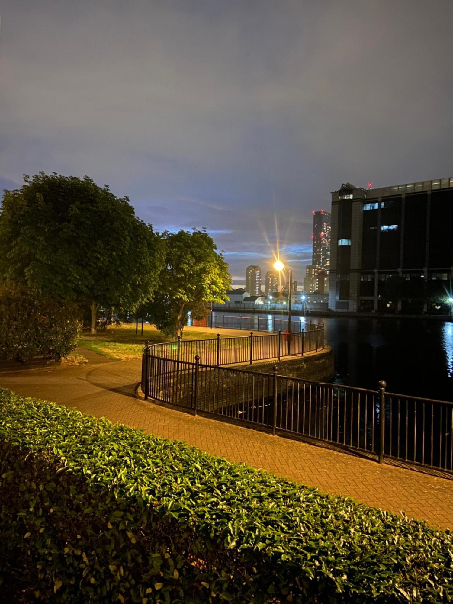 Appartamento Beautiful 2 Bed Waterfront With Parking Perfect For Canary Wharf - 2 Bed 2 Bath With High Speed Wifi And Netflix And Parking *