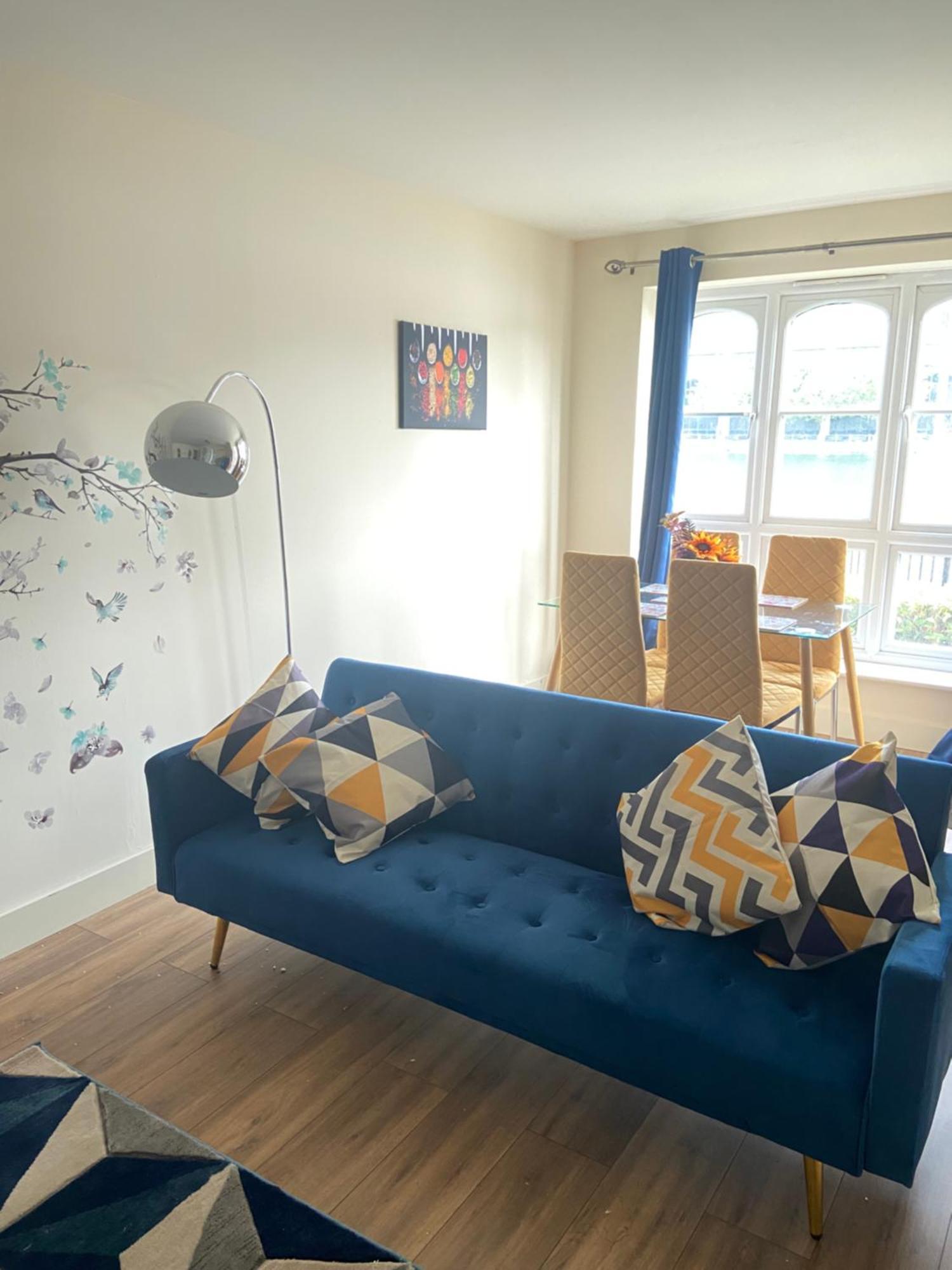 Beautiful 2 Bed Waterfront With Parking Perfect For Canary Wharf - 2 Bed 2 Bath With High Speed Wifi And Netflix And Parking Londra